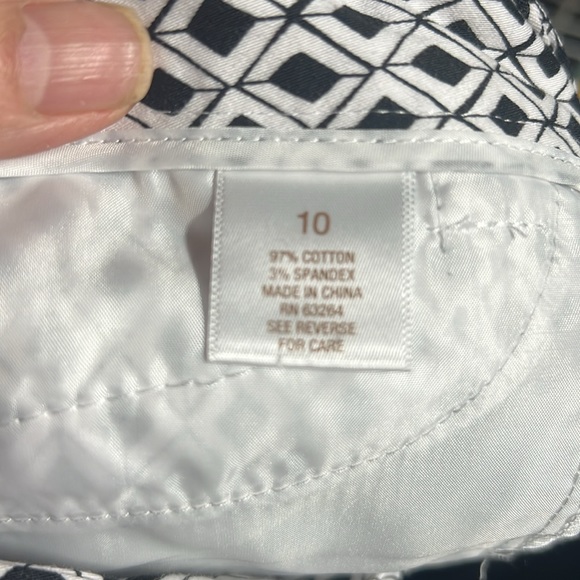 Size 10 Roz & Ali black & white geometric print slacks Cotton/ spandex Like new - Picture 5 of 5